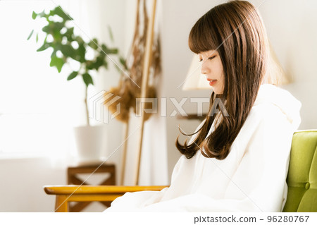 年輕女子感到疲倦 96280767