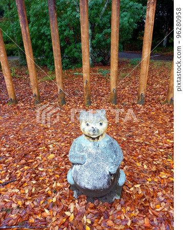 落葉地毯和遊樂場設備在公園 落葉地毯和遊樂場設備在公園 96280958
