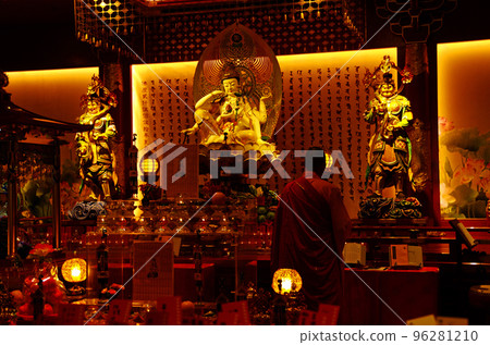 The large hall where Maitreya Bodhisattva is enshrined in the Dragon Temple of Butsugaji 96281210