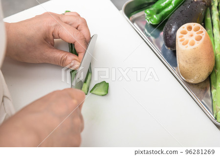 [用三德刀斜切黃瓜] 96281269