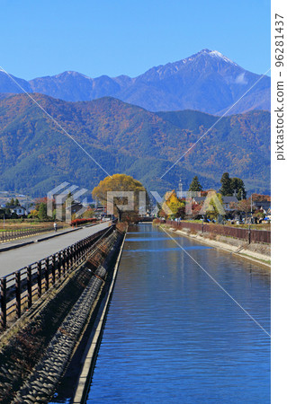 Azumino in autumn: Yaigaseki and the Northern Alps 96281437
