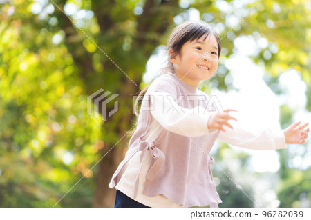 Energetic girl playing in the park 96282039