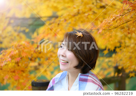 享受秋季的中年婦女 享受秋季的中年婦女 96282219