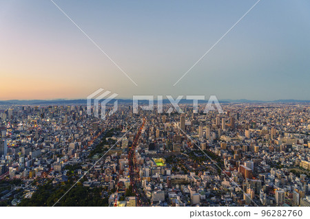 大阪阿倍野Harukas展望台：被夕陽染紅的街景 96282760