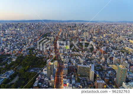 大阪阿倍野Harukas展望台：被夕陽染紅的街景 96282763