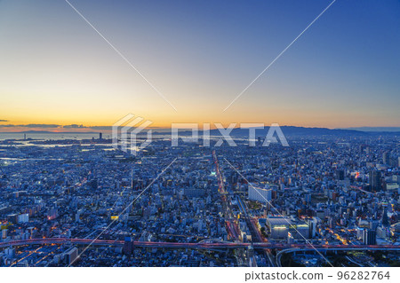 大阪阿倍野Harukas展望台：被夕陽染紅的街景 96282764