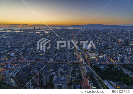 大阪阿倍野Harukas展望台：被夕陽染紅的街景 96282765