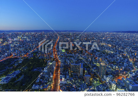 從大阪阿倍野 Harukas 展望台看到的黃昏天空中的城市景觀 96282766
