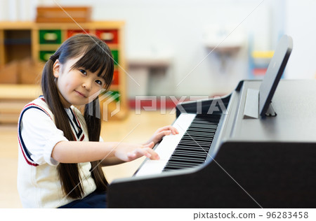 小學生練習鋼琴 96283458