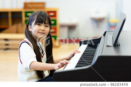 小學生練習鋼琴 96283459