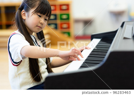 小學生練習鋼琴 96283463