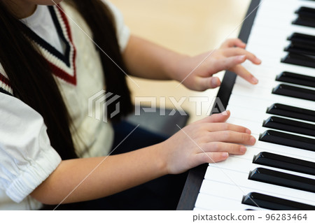 小學生練習鋼琴 96283464