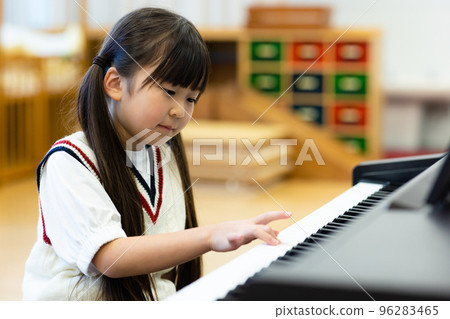 小學生練習鋼琴 96283465