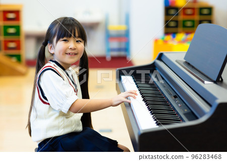 小學生練習鋼琴 96283468