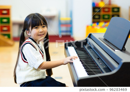 小學生練習鋼琴 96283469