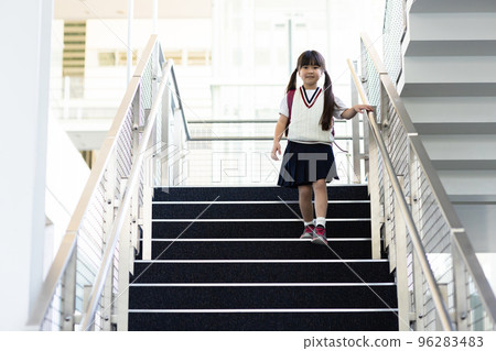 背著書包爬樓梯的小學生 96283483