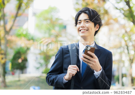 Businessman walking outdoors 96283487
