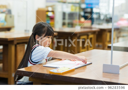 小學生畫畫 96283596