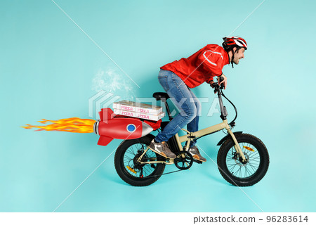 Deliveryman runs fast like a rocket with electric bike to deliver pizza 96283614