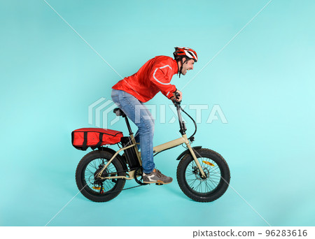 Deliveryman runs fast with electric bike to deliver pizza 96283616