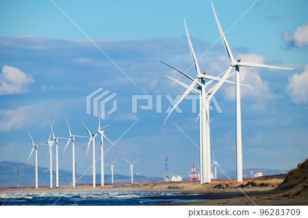 海岸上排成一排的風力渦輪機 96283709