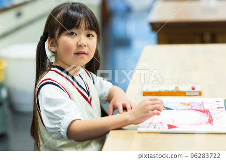 小學生在速寫本上畫畫 96283722