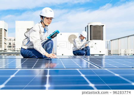工程師檢查太陽能電池板 太陽能發電 工程師檢查太陽能電池板 太陽能發電 96283774