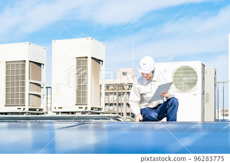 Engineer inspecting solar panels Solar power generation 96283775