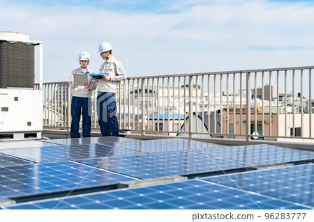 Engineer inspecting solar panels Solar power generation Engineer inspecting solar panels Solar power generation 96283777
