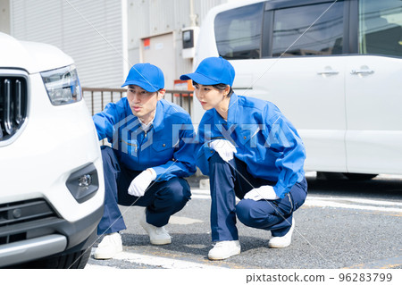 檢查汽車的工人汽車維修道路服務 96283799