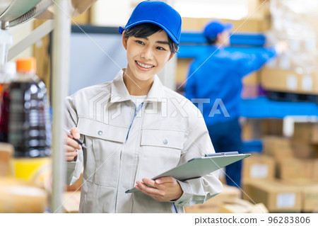 檢查倉庫庫存的工人 96283806