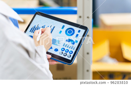 工作人員在平板電腦上查看數據 96283810