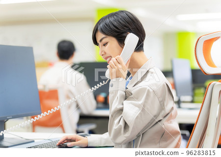 員工在辦公室接聽電話 96283815