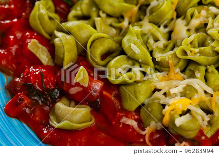 Appetizing tortellini with cheese and tomatoe sauce 96283994