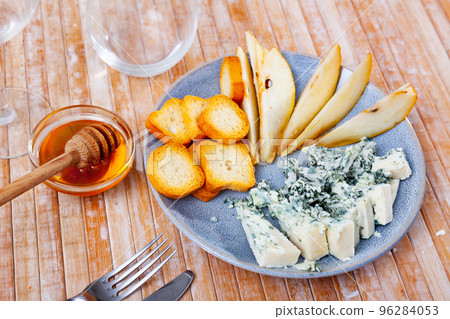 Artisanal Spanish roncari blue cheese with pear, toasts and honey Artisanal Spanish roncari blue cheese with pear, toasts and honey 96284053
