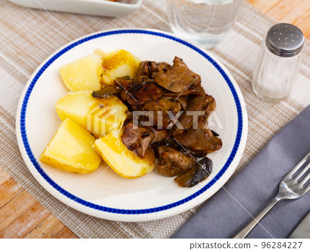 Roasted chicken liver with onion and baked potatoes 96284227