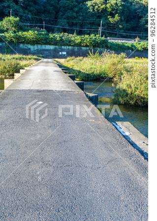 京都府南山城村橫跨木津川的小井橋(沉降橋) 京都府南山城村橫跨木津川的小井橋(沉降橋) 96284512