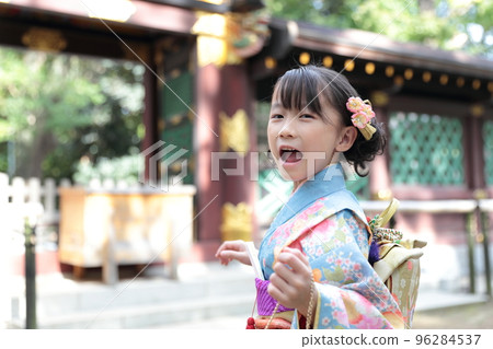 A 7-year-old girl visiting a shrine with Shichigosan 96284537