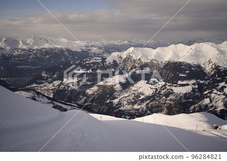 Snow-covered landscape - the perfect weather for a trip for skiing 96284821