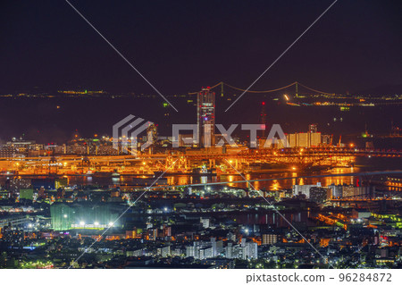 明石海峽大橋和大阪府先島廳舍的夜景(阿倍野Harukas展望台) 明石海峽大橋和大阪府先島廳舍的夜景(阿倍野Harukas展望台) 96284872