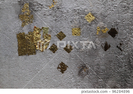 東南亞寺廟禮拜堂牆壁上貼著金箔的祈禱痕跡，提醒我們參拜者的各種想法。 96284896