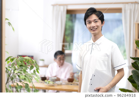 年輕男性照顧者 96284918