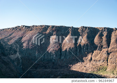 湯釜山東南的志賀草津高原路線在白根明神附近的山谷中褶皺 十月下旬 c-2 冷色 96284967