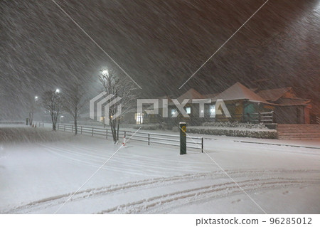 由布院雪景(大分縣由布市由布院) 由布院雪景(大分縣由布市由布院) 96285012