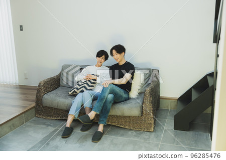 A couple to relax on the sofa 96285476