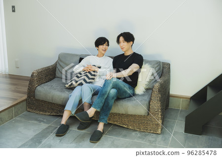 A couple to relax on the sofa 96285478