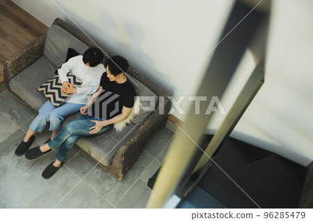 一對夫婦在沙發上放鬆 96285479