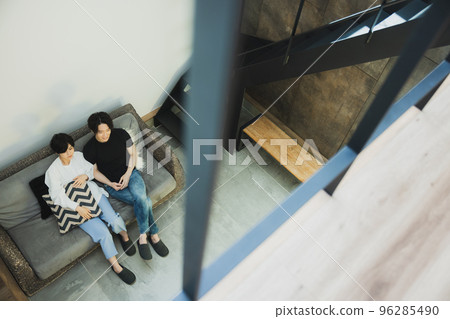 A couple to relax on the sofa 96285490