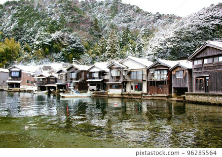 被雪覆蓋的冬季船庫 被雪覆蓋的冬季船庫 96285564
