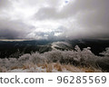 有打旋的雲彩的冬天山 96285569